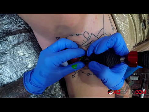 ❤️ Ekstreem tattooed hottie Sully Savage krige in tattoo op har klitoris ❌ Fuckfideo by porno fy.porn-mate.ru